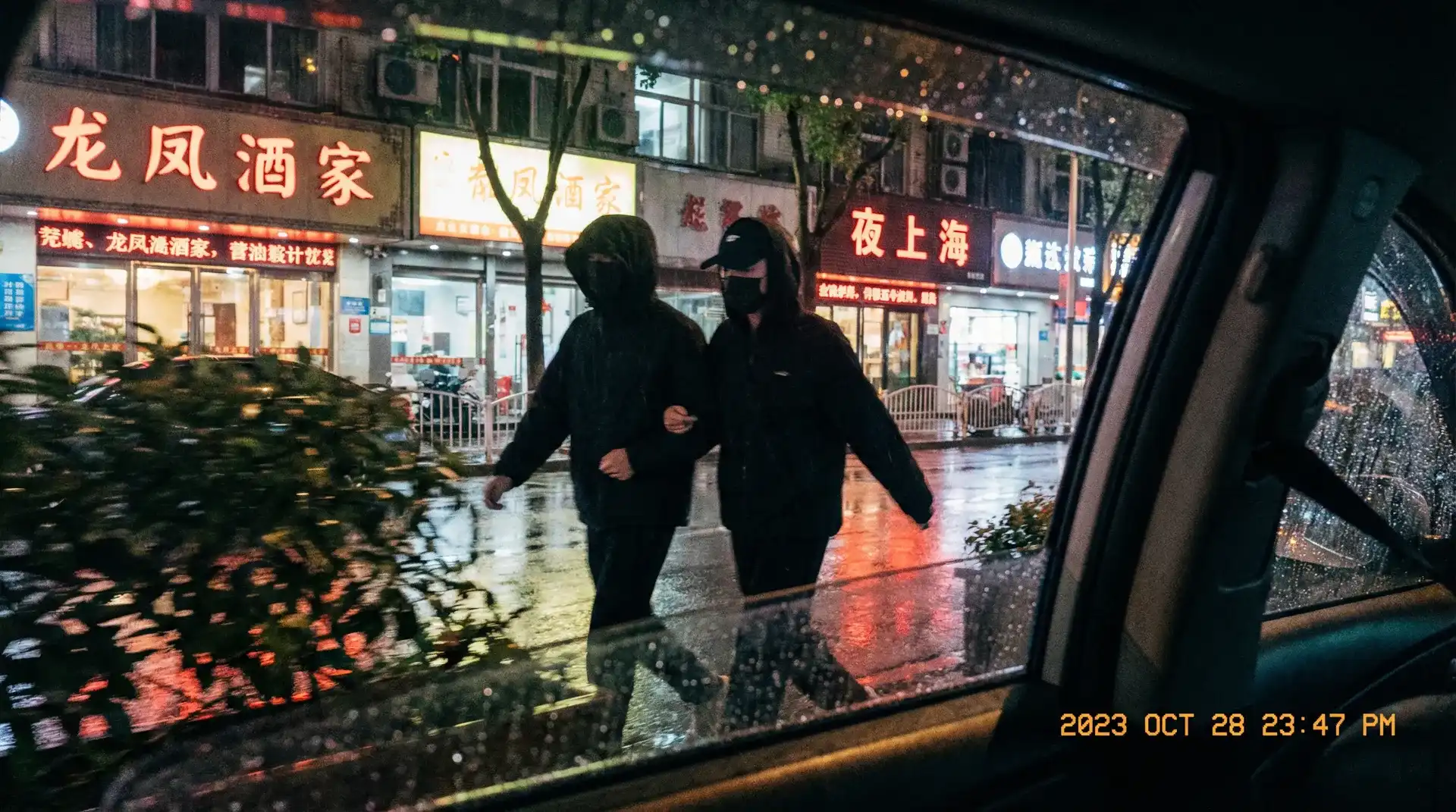 安博体育 - 顶流明星深夜密会现场抓拍照片